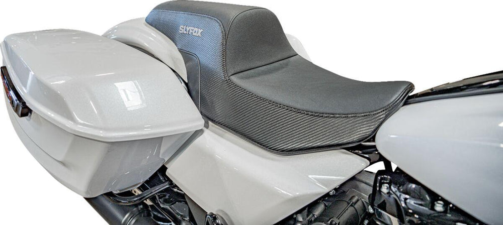 Slyfox The Drifter Seat For Harley Davidson FLHX 1923 ABS 2024 Carbon Fiber/Logo/Smooth - Black/Grey
