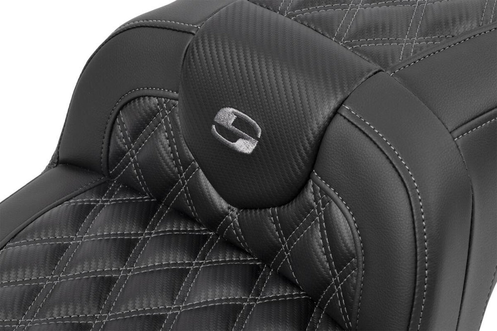 Saddlemen Roadsofa Lattice Stitch Carbon Fibre Seat For Harley Davidson FLHX 1923 2024-2026 - Black/Grey