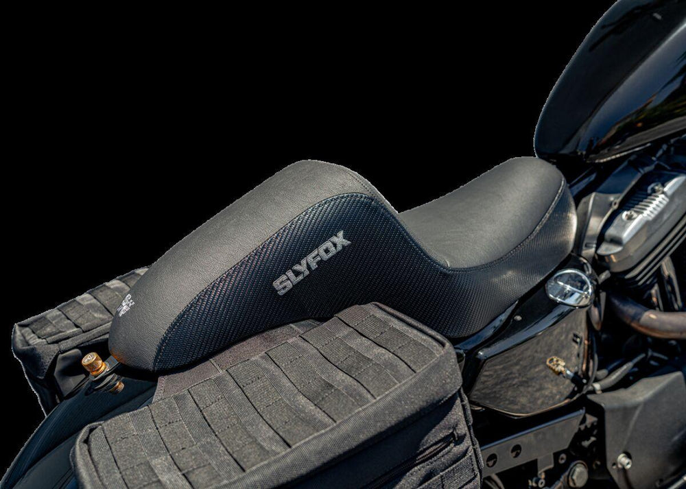 Slyfox The Drifter Seat For Harley Davidson XL1200C 2004-2019 Carbon Fiber/Gray Logo/Smooth - Black