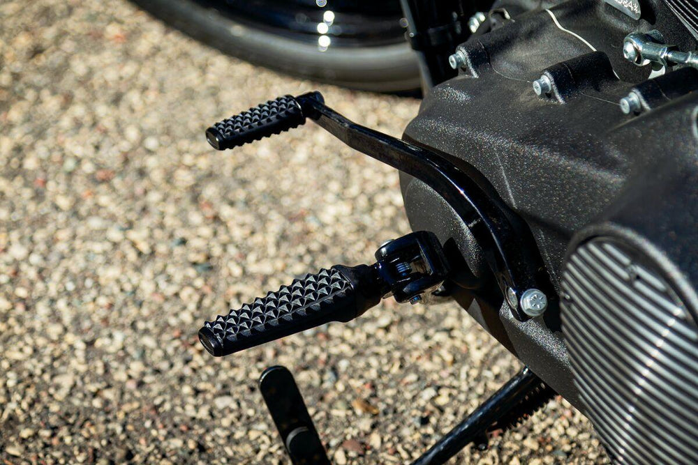 Kuryakyn Thresher Driver Foot Pegs For Harley Davidson FLD 1690 2012 - Black