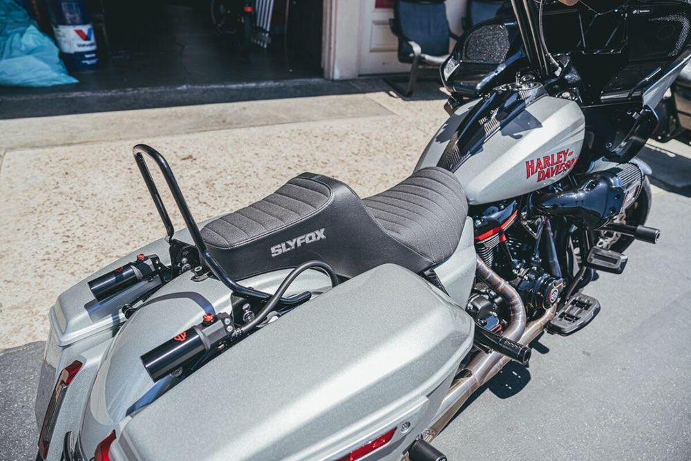 Slyfox High Noon Seat For Harley Davidson FLHX 1923 ABS 2024 Classic Stitch/Gray Logo - Black/Grey