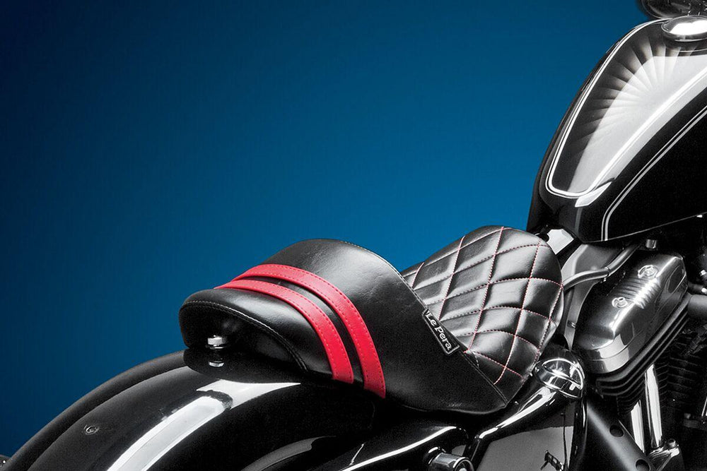 LE Pera Stubs Spoiler Seat For Harley Davidson XL1200C 2004-2020 Diamond/Red Stripes - Black