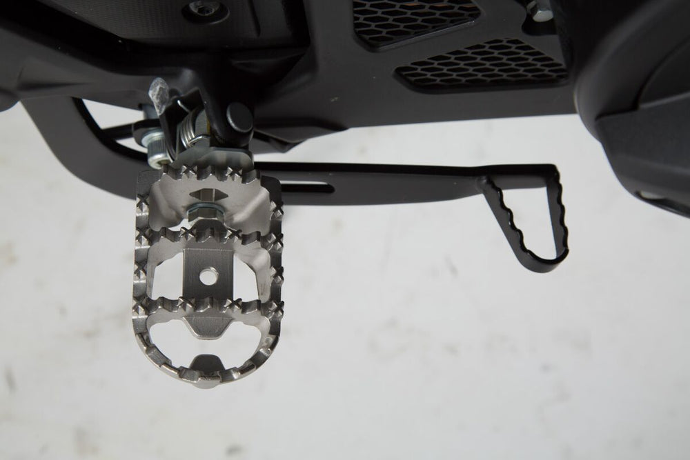 SW Motech ION Footpegs - Suzuki SV650X Cafe Racer 2018-2024 - Black/Silver